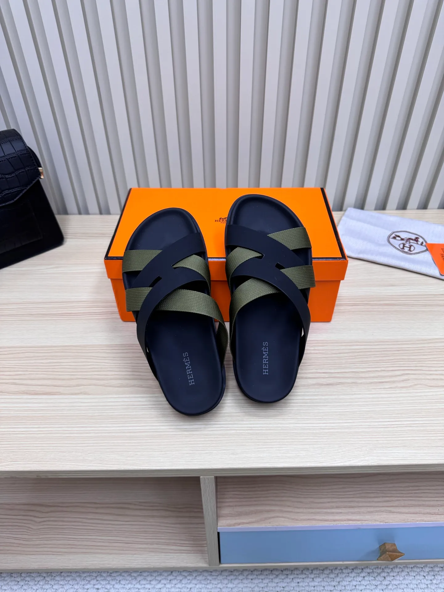 👟👟Ex-factory price 502👟👟 (Top version) Hermes 🐎The extremely popular couple's second uncle slippers/the latest snake print sandals and slippers, paired with various colorful socks, so trendy!  ———————— Upper: imported cowhide/sheep leather/cloth/palmprint leather lining: imported cowhide/sheepskin outsole: Tpu non-slip and wear-resistant outsole Female size: 35-42 (40.41.42 non-returnable and non-exchangeable) Male code: 39-45 (45 non-returnable and non-exchangeable)